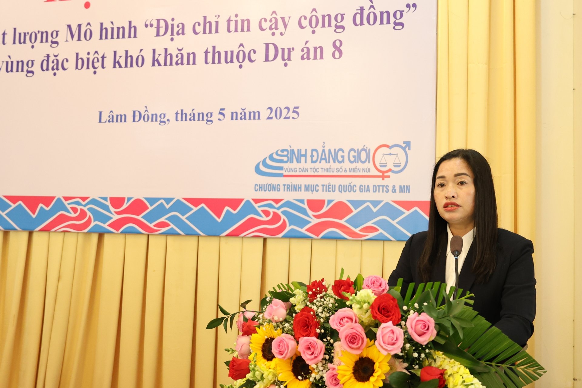 Bà Cil Bri - Giám đốc Sở Dân tộc và Tôn giáo tham luận về vai trò của Sở trong hỗ trợ, thúc đẩy mô hình Địa chỉ tin cậy cộng đồng