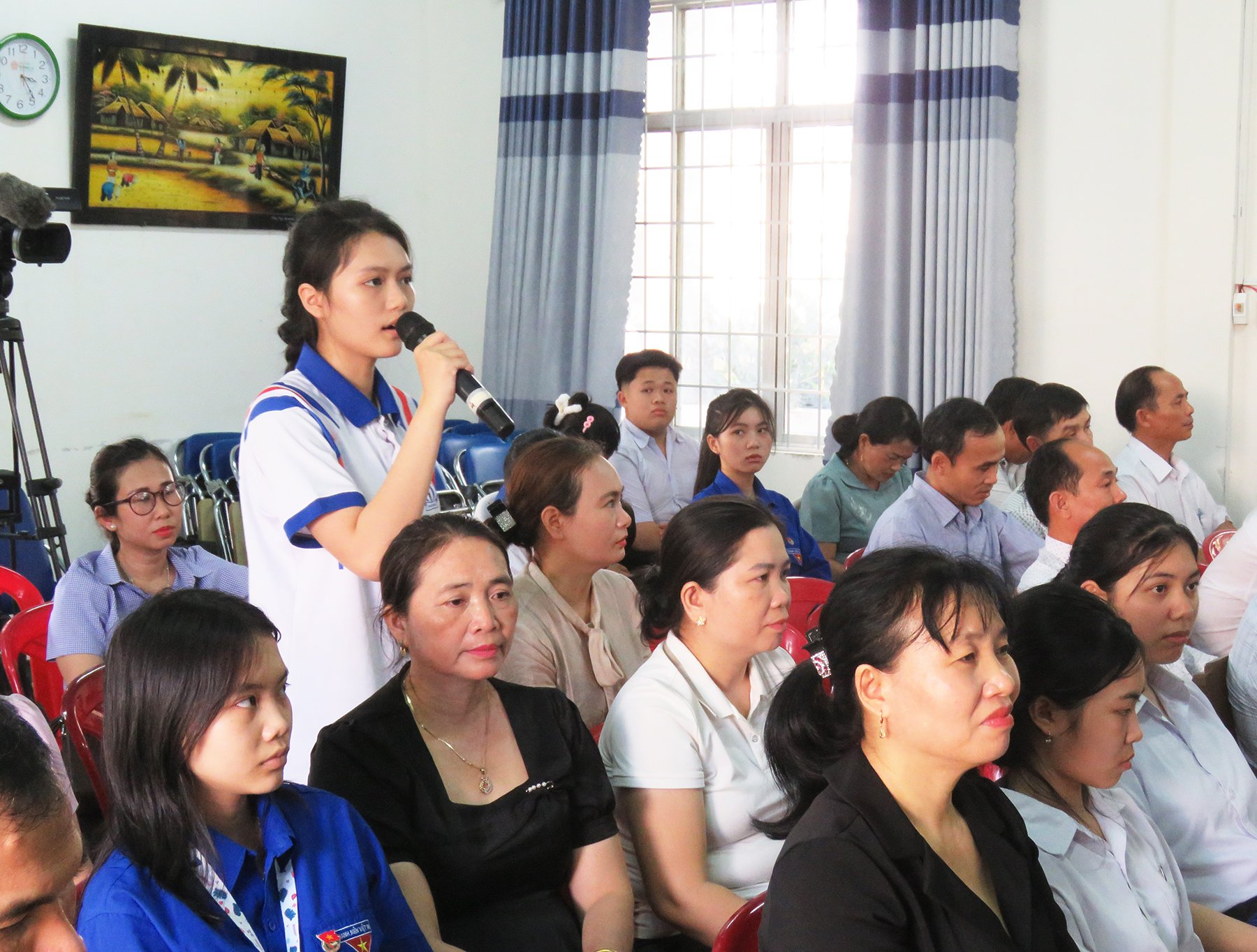 Học sinh Trường THPT Lê Hồng Phong (huyện Tây Hòa) tham gia góp ý tại 
hội nghị phản biện xã hội về dự thảo quy định dạy thêm, học thêm trên địa bàn tỉnh