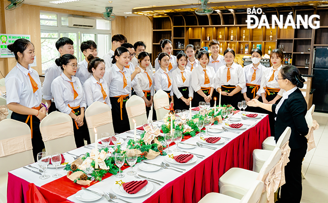 Nguồn nhân lực chất lượng cao là yếu tố quan trọng trong chiến lược phát triển ẩm thực thành sản phẩm du lịch đặc sắc. TRONG ẢNH: Sinh viên Trường Cao đẳng Du lịch Đà Nẵng trong giờ thực hành đầu bếp. Ảnh: NGỌC HÀ