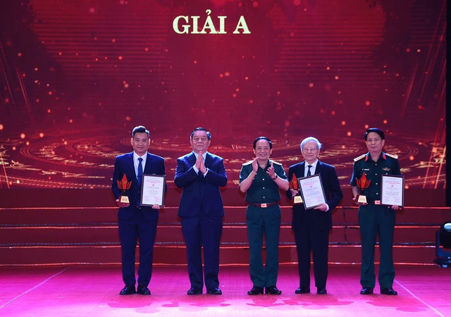 GS triết học đoạt giải cao nhất cuộc thi bảo vệ nền tảng tư tưởng của Đảng

- Ảnh 2.