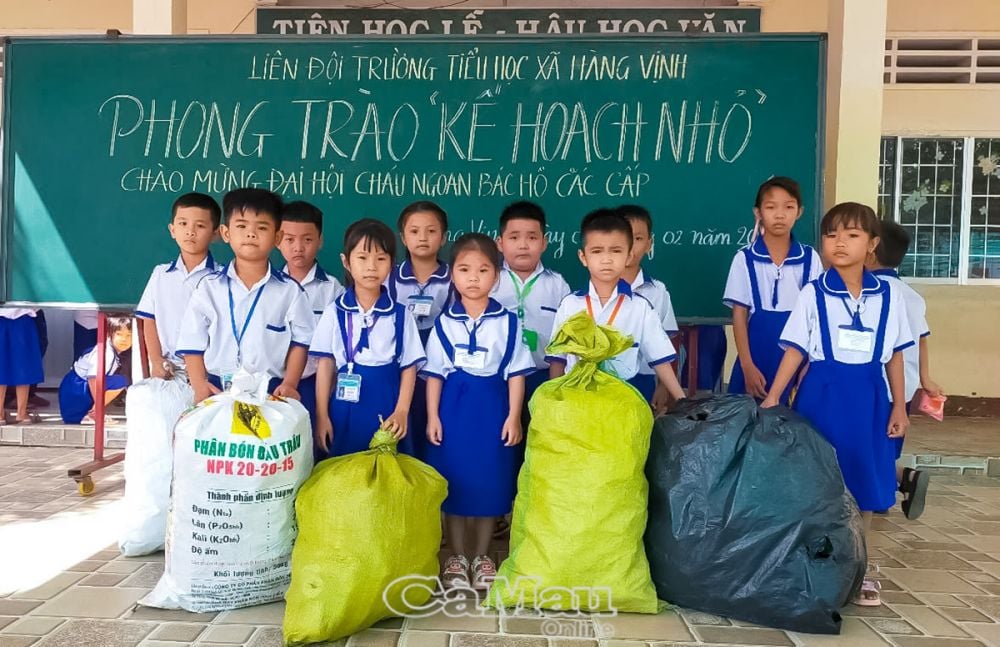 Học sinh Trường Tiểu học xã Hàng Vịnh (huyện Năm Căn) tham gia phong trào “Kế hoạch nhỏ” gây quỹ giúp bạn nghèo vượt khó.