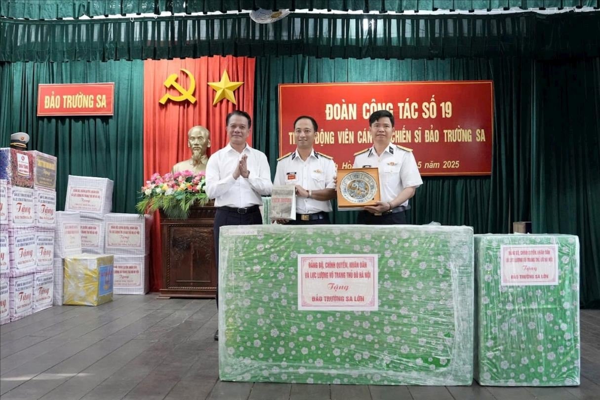 12-5-tang-qua-truong-sa1.jpg
