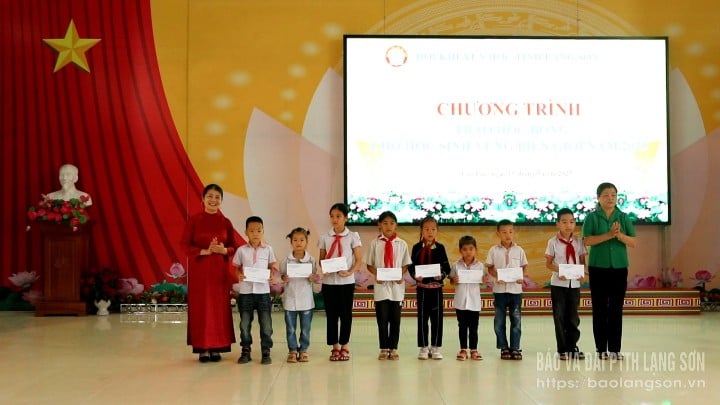 lanh,dao,hoi,khuyen,hoc,tinh,huyen,trao,hoc,bong,cho,cac,em,hoc,sinh,15220415.jpg