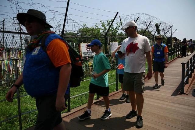 Du khách nước ngoài tham quan Khu phi quân sự liên Triều (DMZ)