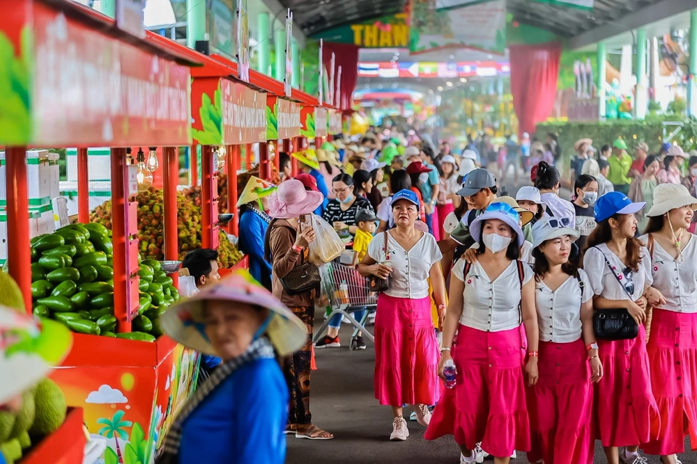 ភ្ញៀវទេសចរមានភាពសប្បាយរីករាយ និងទស្សនាតំបន់ទេសចរណ៍ Suoi Tien