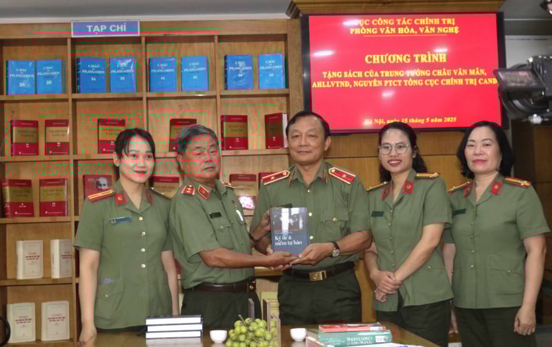 Trao tặng cán bộ chiến sĩ cuốn sách “Đảng bộ Lưu Chí Hiếu Trại 6B Côn Đảo – Ký ức và tự hào” -0