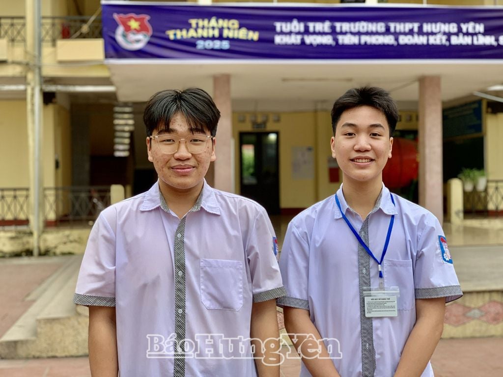 Nguyễn Đức Trọng và Trần Quang Việt, đôi bạn cùng học lớp 11Q, Trường THPT Hưng Yên 