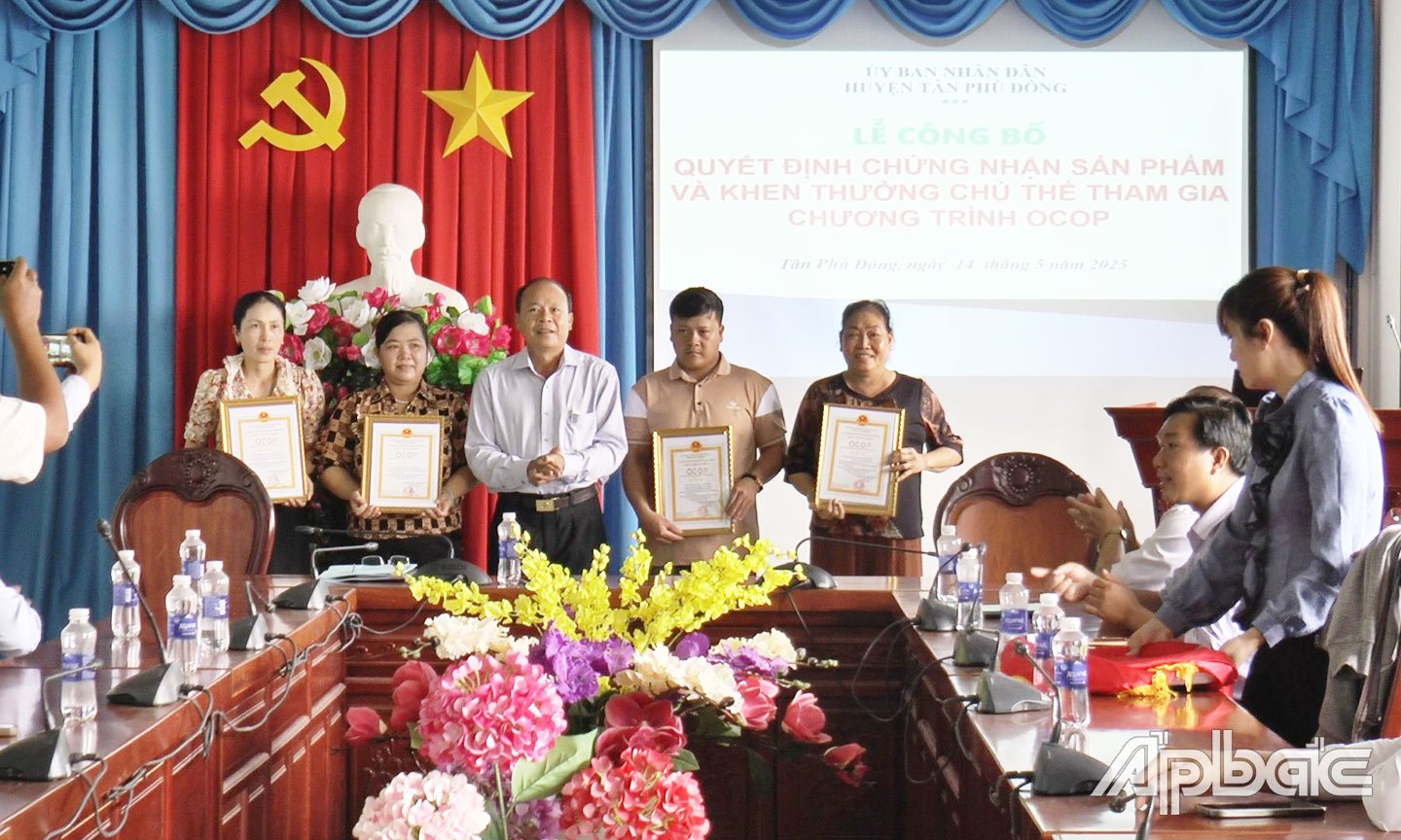 Ông Lê Thanh Đằng - PCT UBND huyện trao giấy khen và chứng nhận cho các chủ thể tham gia OCOP 1