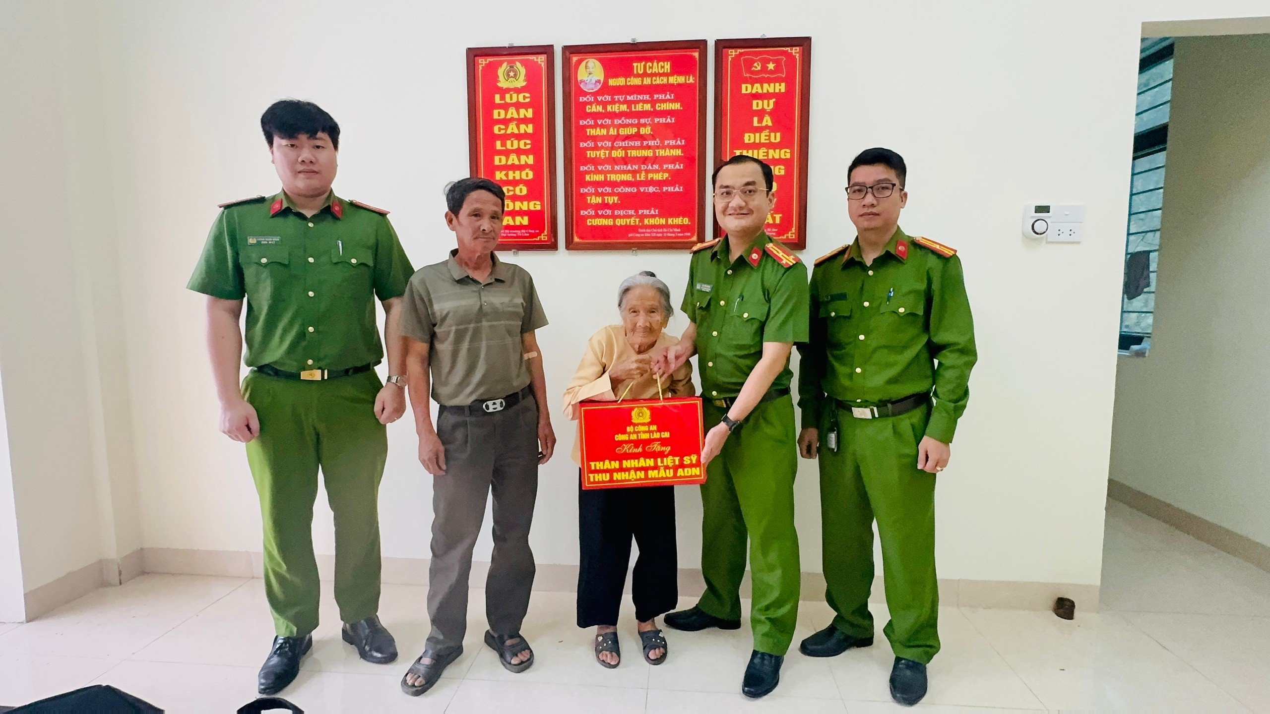anh-4-tang-qua-cho-cac-gia-dinh-la-than-nhan-liet-si-tren-dia-ban-tinh-lao-cai-2.jpg