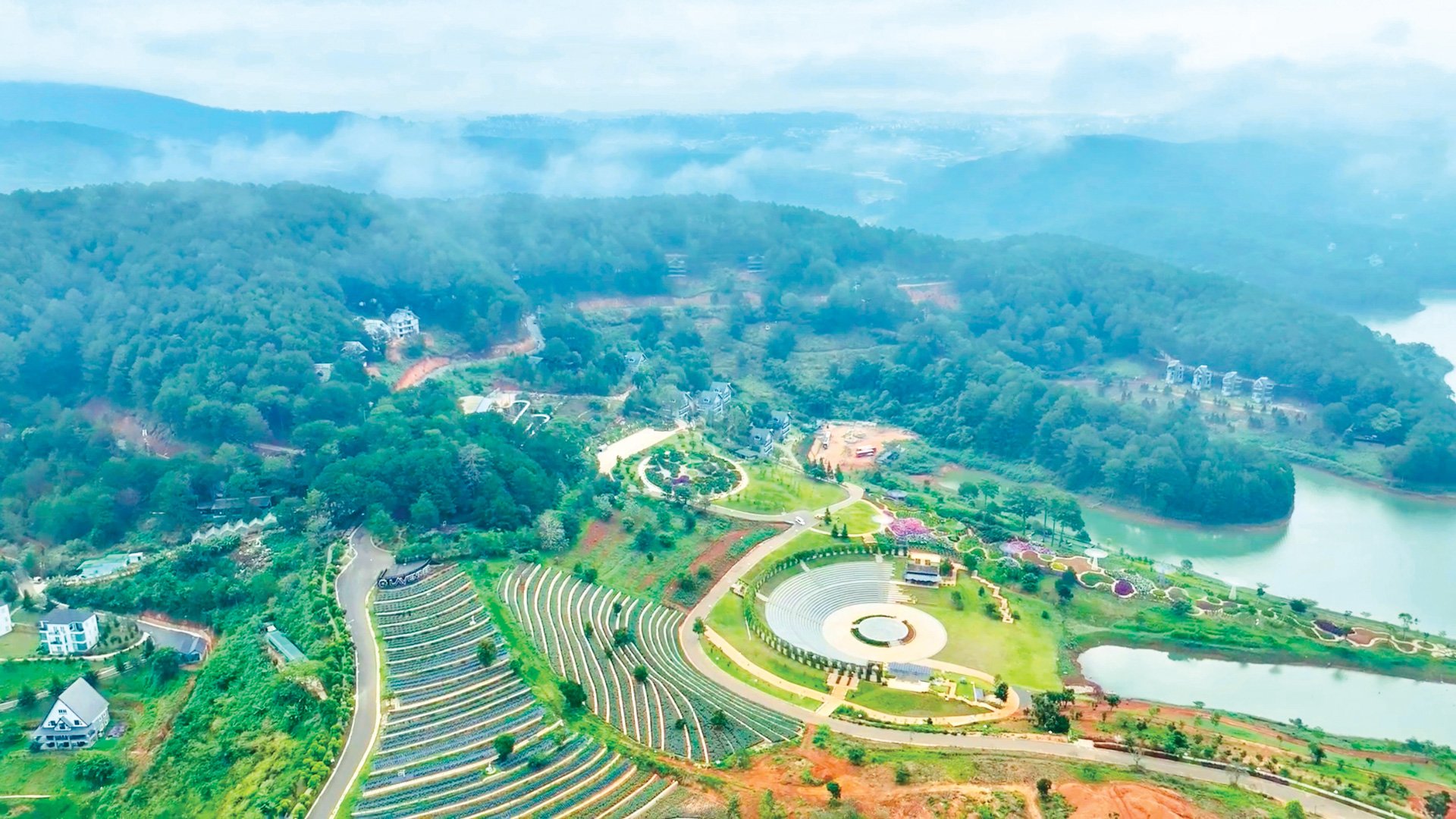 Lavender Resorts với những luống lavender phủ kín bên sườn núi và một sân khấu ngoài trời công suất đến 4.000 chỗ trong KDLQG Hồ Tuyền Lâm
đang xây dựng chiến lược thu hút du khách ngoại quốc