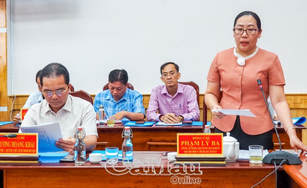 Bà Phạm Lý Ba, Ủy viên BTV Huyện ủy, Chủ tịch ủy ban MTTQVN huyện, thực hiện nhiệm vụ Thường trực Huyện ủy Phú Tân thông tin nhanh kết quả thực hiện Chương trình xóa nhà tạm, nhà dột nát trên địa bàn huyện.