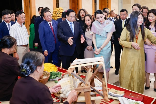 Thủ tướng Phạm Minh Chính cùng Thủ tướng Thái Lan tham quan triển lãm sản phẩm thủ công mỹ nghệ Việt Nam - Ảnh 4.