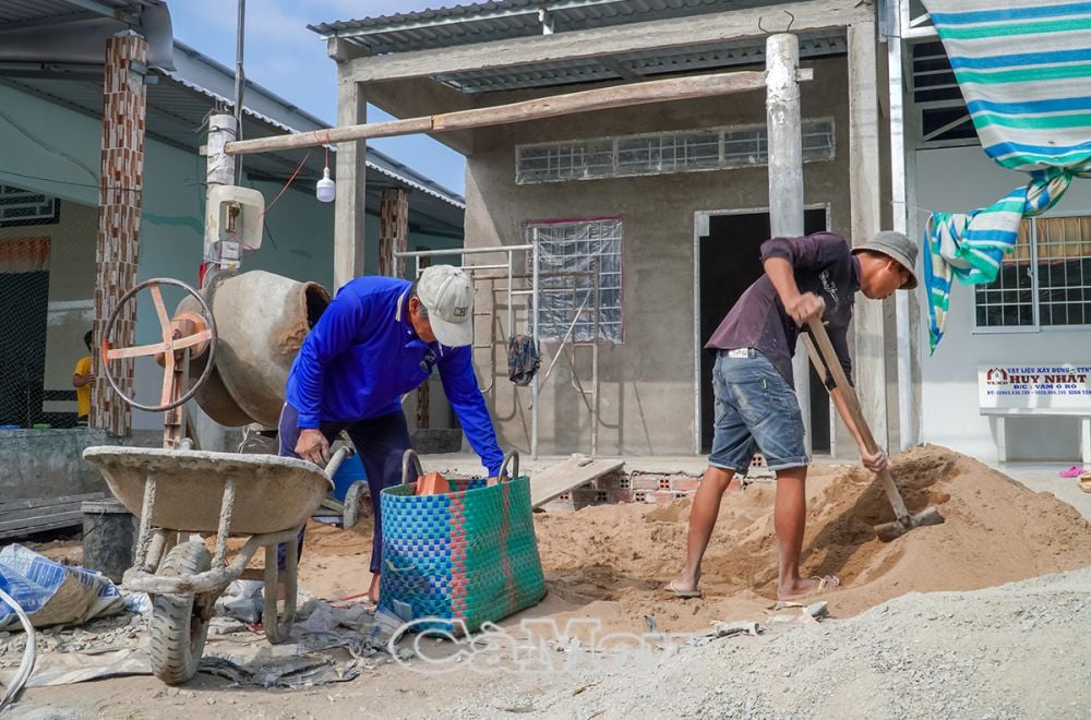 Nhiều căn nhà đang dần hoàn thiện, tạo điều kiện để người nghèo an cư, vươn lên trong cuộc sống.