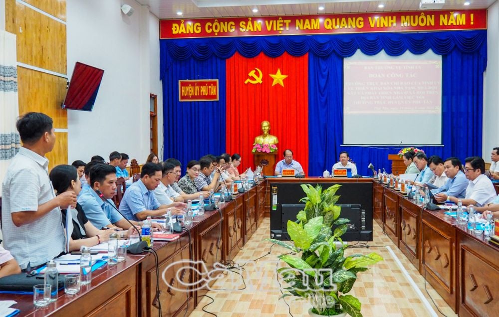 Lãnh đạo Tỉnh ủy, Huyện ủy lắng nghe, tiếp thu những khó khăn vướng mắc từ các địa phương.