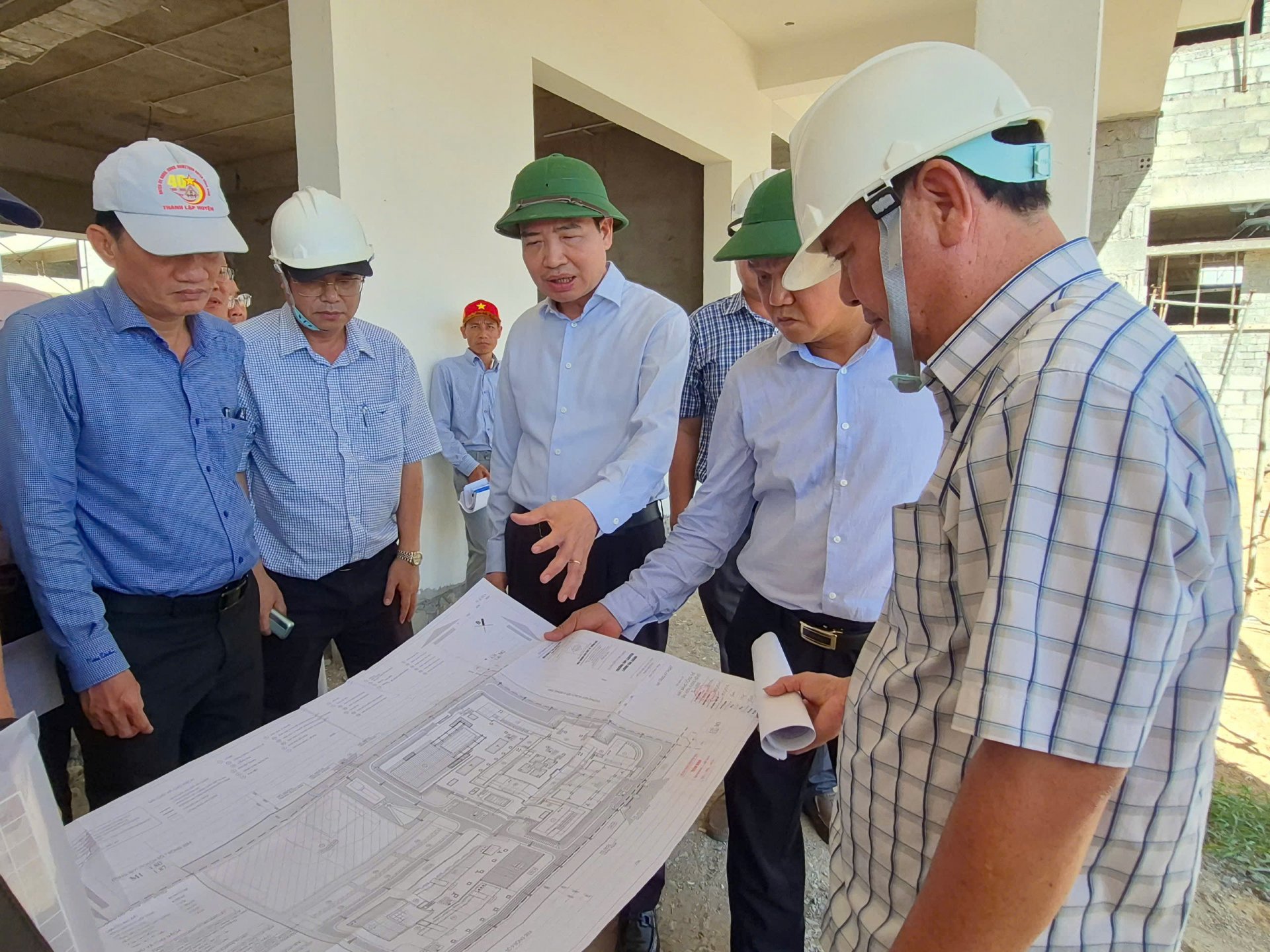 Chủ tịch UBND tỉnh kiểm tra thực địa công tác thi công Trường THPT chuyên Lương Văn Chánh