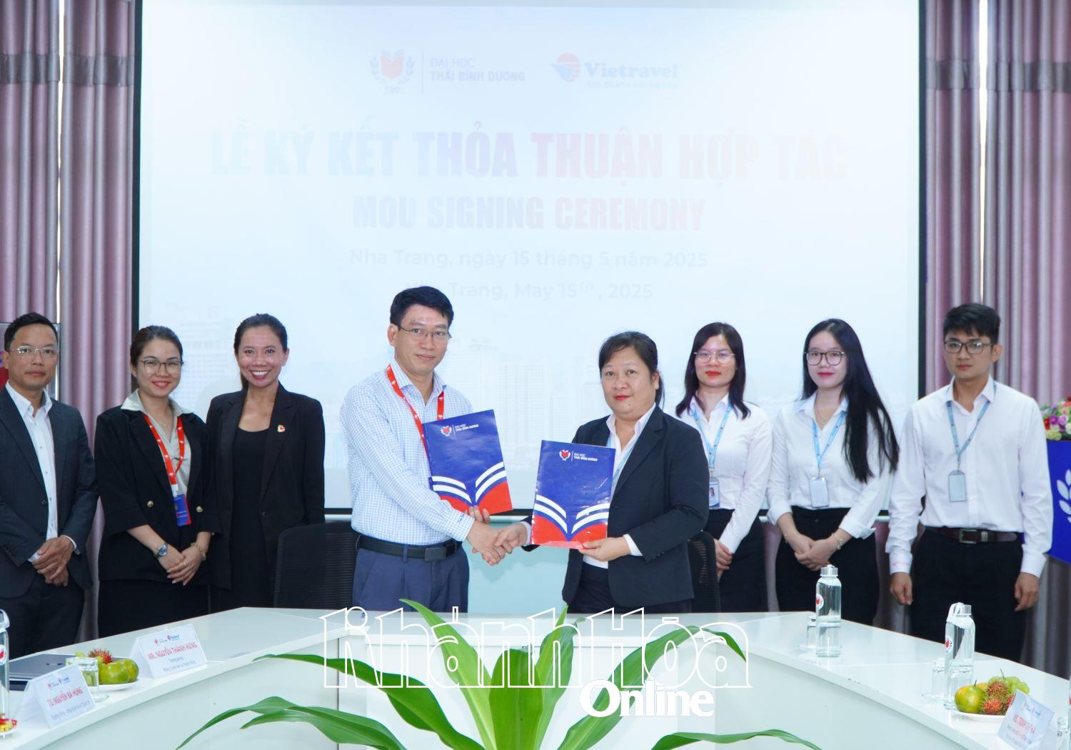 Đại diện hai bên ký kết hợp tác. 