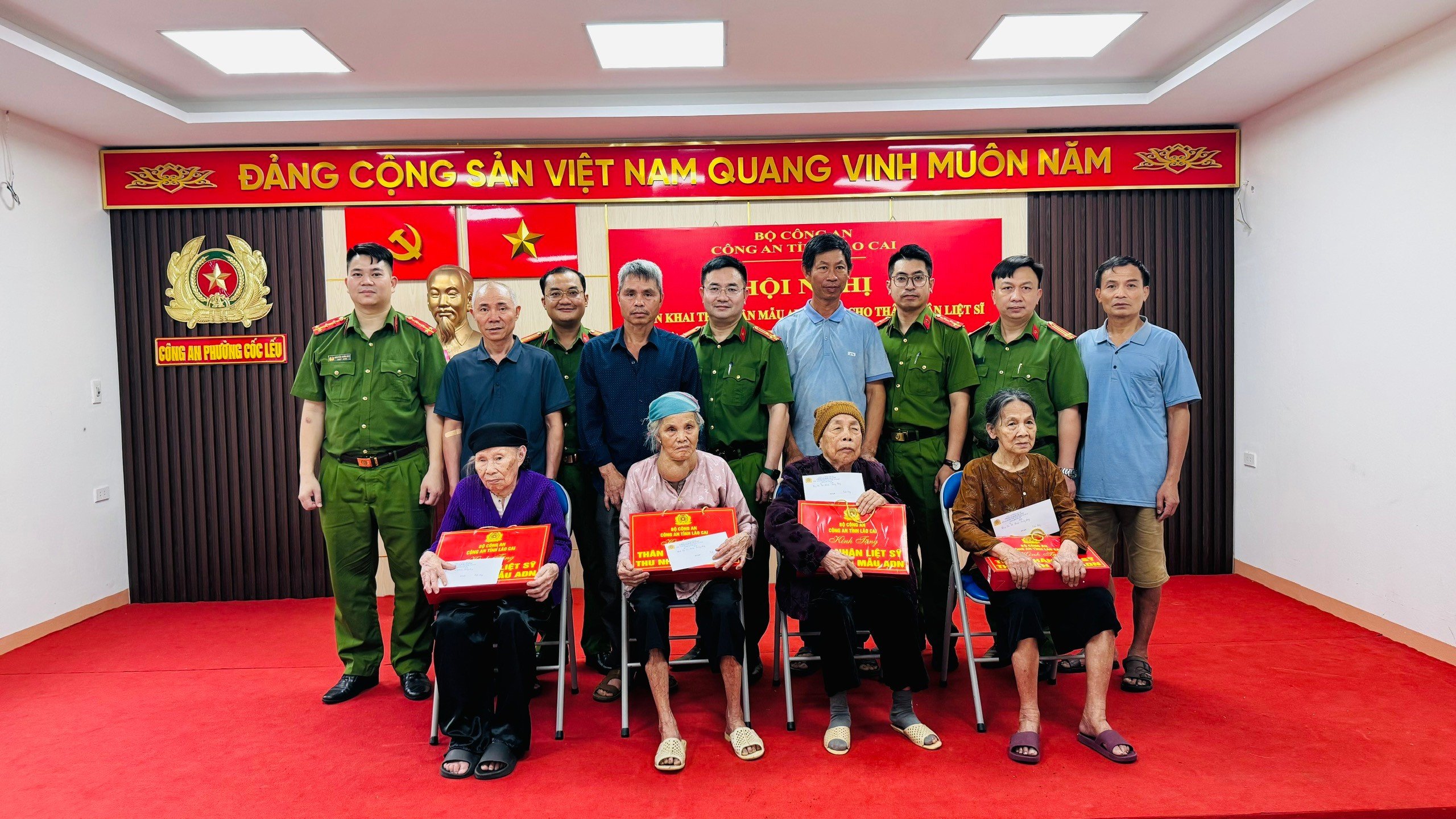 Anh-4-giving-gifts-to-families-of-martyrs-on-the-ground-of-lao-cai-province-5.jpg