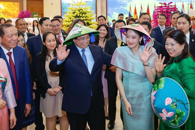 Thủ tướng Phạm Minh Chính cùng Thủ tướng Thái Lan tham quan triển lãm sản phẩm thủ công mỹ nghệ Việt Nam - Ảnh 6.