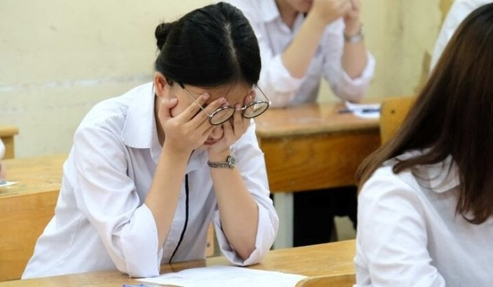 Accompanying their children in the 10th grade entrance exam for public schools, many parents in Hanoi admitted that they felt more pressure than the candidates. (Illustration photo)