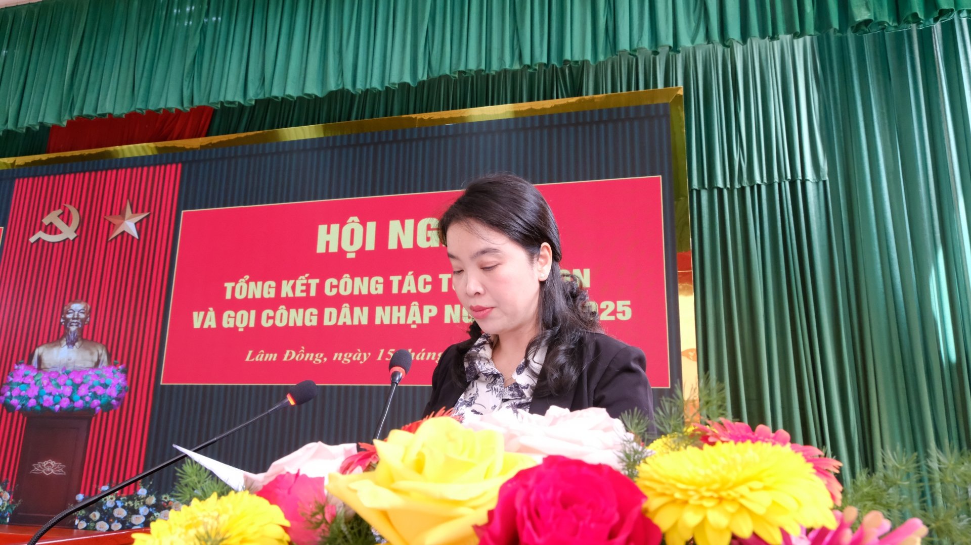 Đồng chí Huỳnh Thị Phương Duyên – Giám đốc Sở Y tế tham luận về vấn đề khám tuyển nghĩa vụ Quân sự tại Hội nghị