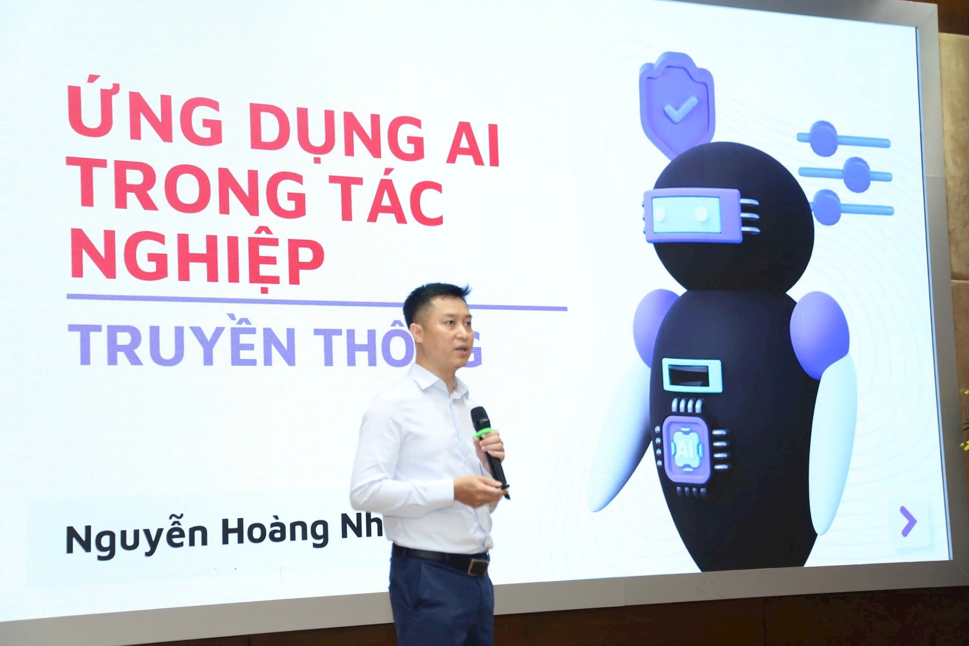 Đại diện doanh nghiệp công nghệ số chia sẻ về việc ứng dụng AI trong tác nghiệp báo chí. Ảnh: Q.Anh