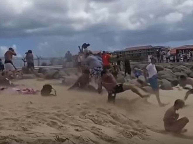 Máy bay cách đầu người 20m, cuốn bay du khách tắm biển- Ảnh 2.