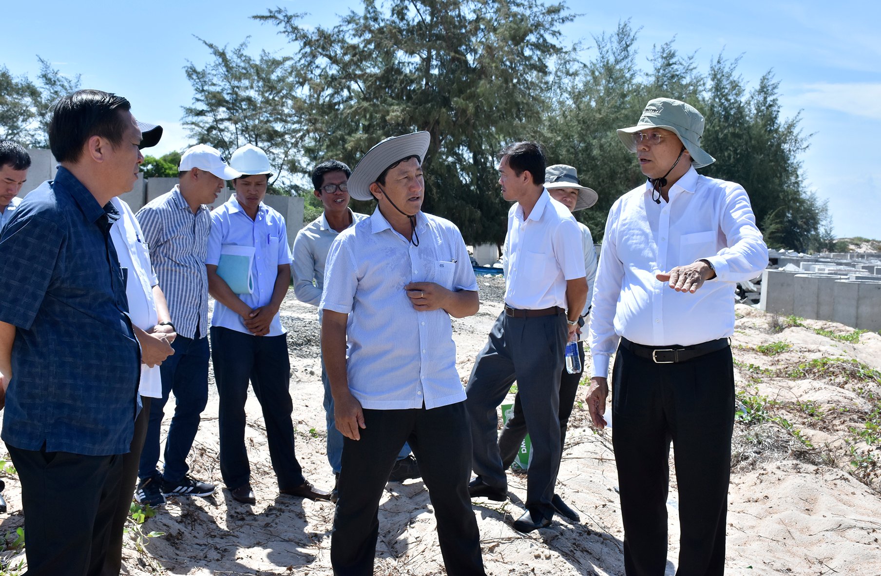 Chủ tịch UBND tỉnh Nguyễn Văn Thọ (bìa phải) khảo sát thực địa dự án  xây dựng công trình bảo vệ bờ biển Hồ Tràm.