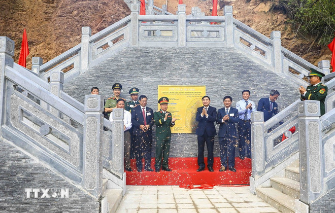 ttxvn-le-thuong-co-va-gan-bien-cot-co-a-pa-chai-6.jpg