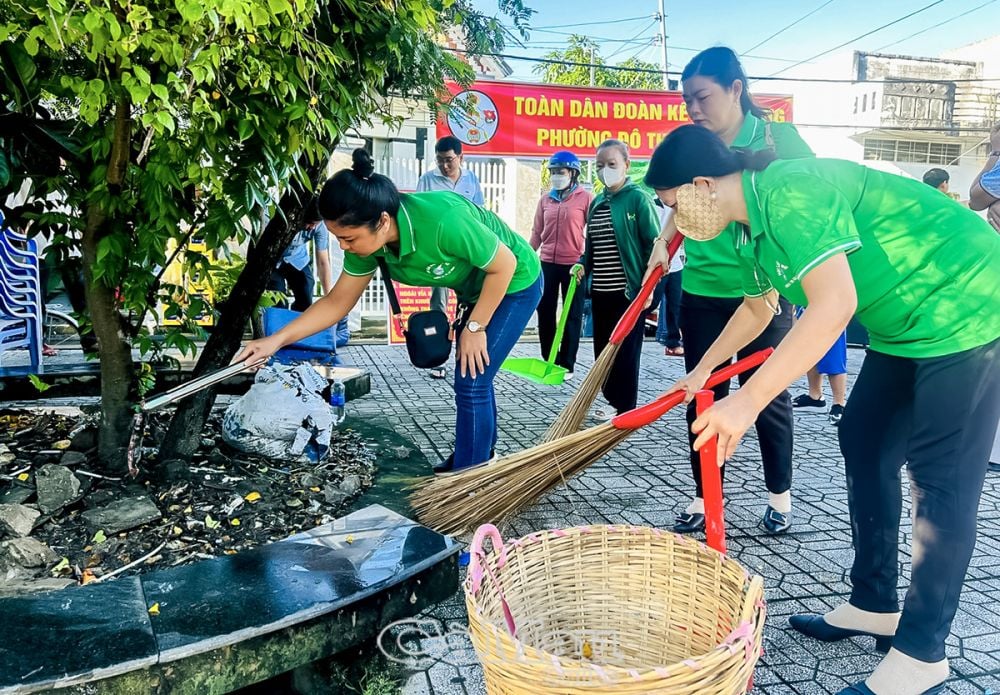 Many people in Ward 9 join hands to contribute to keeping public places clean.