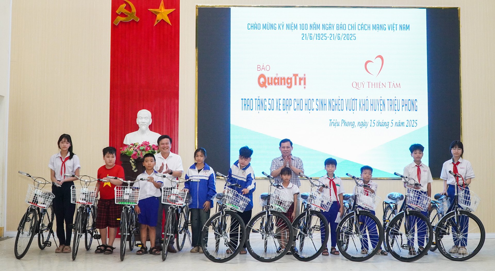 សិស្សក្រីក្រចំនួន 100 នាក់ដែលជំនះការលំបាកនៅស្រុក Trieu Phong និង Gio Linh បានទទួលកង់ពីកាសែត Quang Tri - Thien Tam Fund។