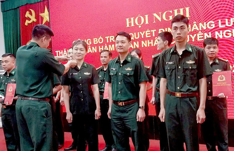 សឺន ឡា៖ យោធិនអាជីពចំនួន ១៩០ នាក់ បានទទួលការដំឡើងប្រាក់បៀវត្សរ៍ និងការតម្លើងឋានន្តរស័ក្តិ រូបថត ១