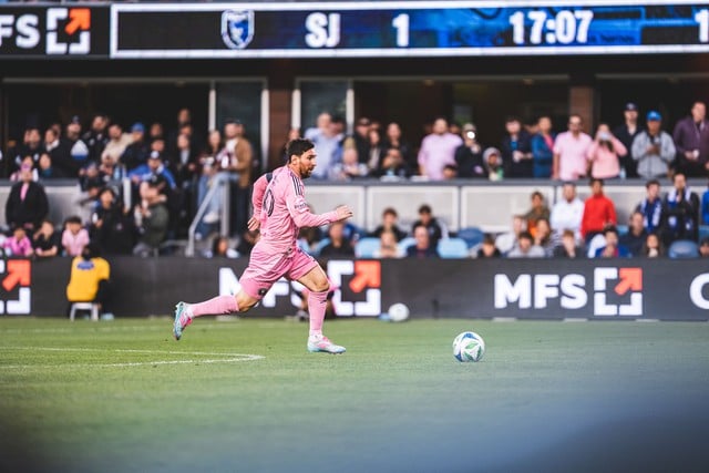 Inter Miami ត្រូវ​បាន​ចាប់​ខ្លួន​ក្នុង​ការ​ចាប់​ឆ្នោត Messi ទទួល​បាន​កាត​លឿង​ពេល​គាត់​ចង្អុល​ដៃ​ត្រង់​ទៅ​កាន់​អាជ្ញា​កណ្តាល - រូប​ទី 2 ។