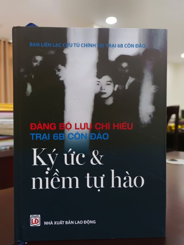 Trao tặng cán bộ chiến sĩ cuốn sách “Đảng bộ Lưu Chí Hiếu Trại 6B Côn Đảo – Ký ức và tự hào” -0