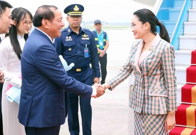 Thủ tướng Thái Lan bắt đầu thăm chính thức Việt Nam - Ảnh 1.
