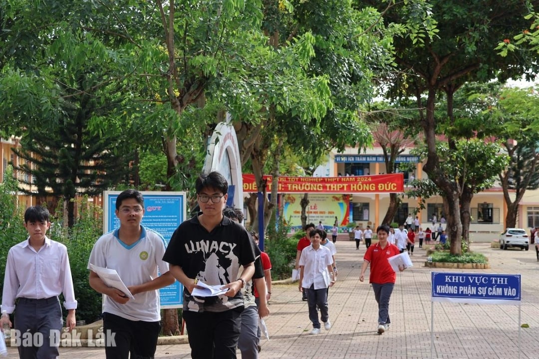 Thí sinh tham dự Điểm thi Trường THPT Hồng Đức, TP. Buôn Ma Thuột.