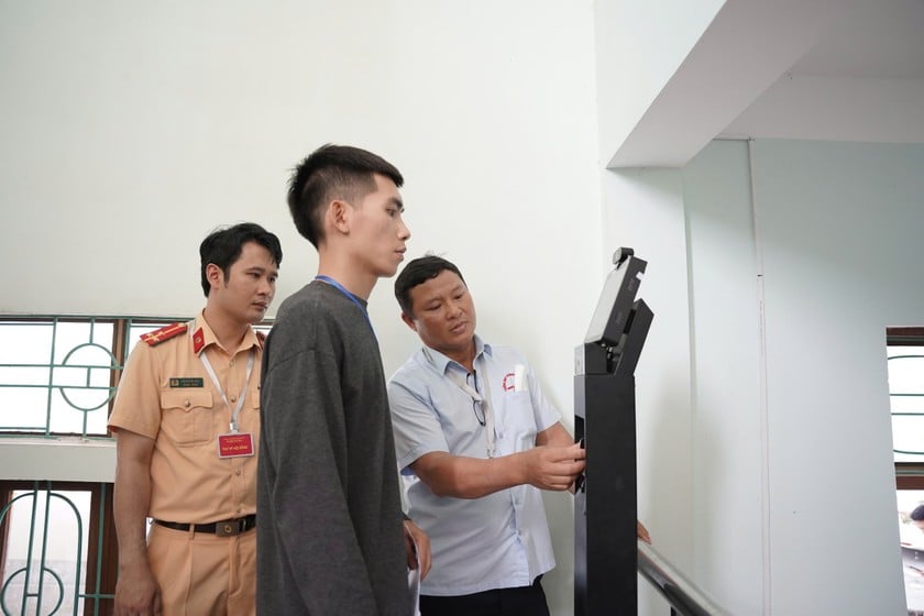 Thí sinh xác nhận căn cước công dân để nhận dạng trước khi vào phòng thi.
