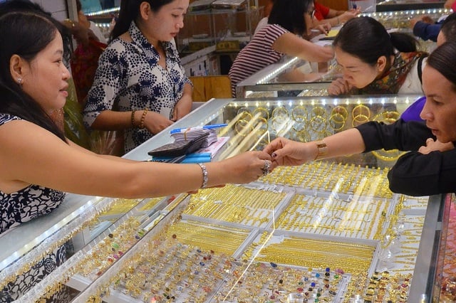 Giá vàng hôm nay, 15-5: Lao dốc đáng kể, đua nhau chốt lời- Ảnh 1.