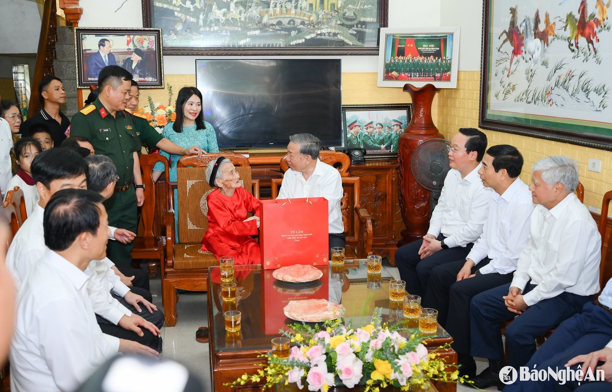 អគ្គលេខាធិការ LV ជាមួយ Nghe An-28