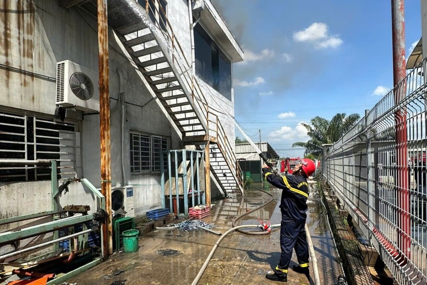 Lực lượng PCCC có mặt kịp thời khống chế đám cháy.
