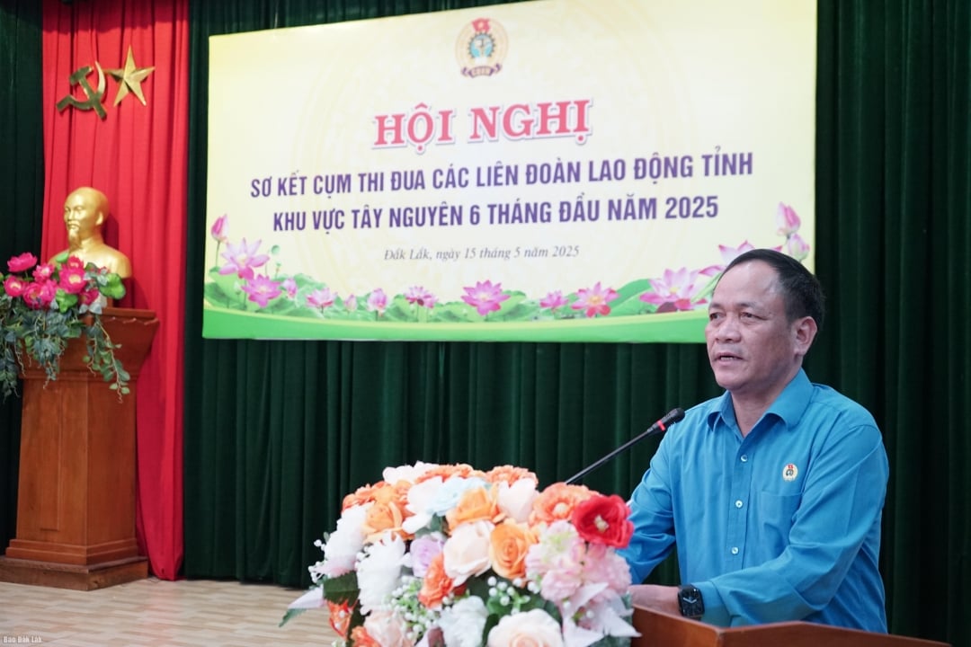 Chủ tịch Liên đoàn Lao động tỉnh Kon Tum Rơ Chăm Long - Cụm trưởng Cụm thi đua phát biểu tại hội nghị