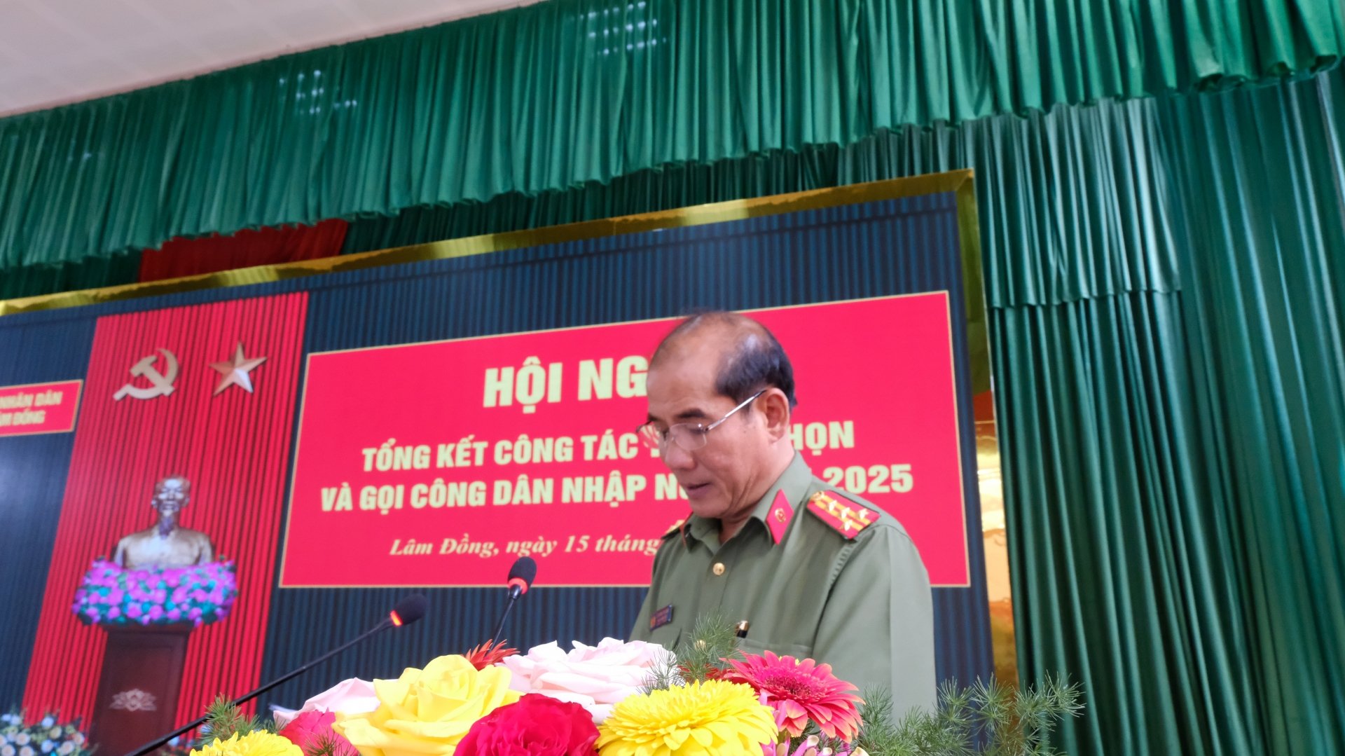 Đại tá Lê Hồng Phong  Phó giám đốc Công an tỉnh phát biểu ý kiến tại Hội nghị