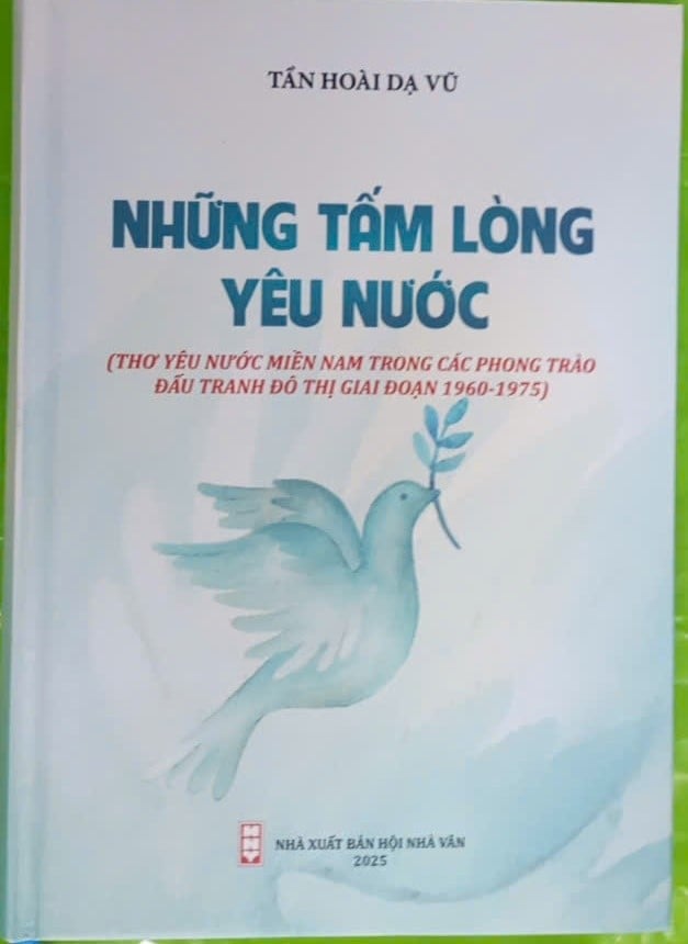 Tập sách Những tấm lòng yêu nước. Ảnh: NGUYỄN TƯỜNG VĂN 
