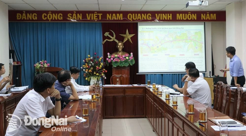 Đại diện đơn vị tư vấn báo cáo hướng tuyến Dự án tuyến đường sắt tốc độ cao Bắc - Nam đoạn qua địa bàn tỉnh tại buổi làm việc. Ảnh: Phạm Tùng