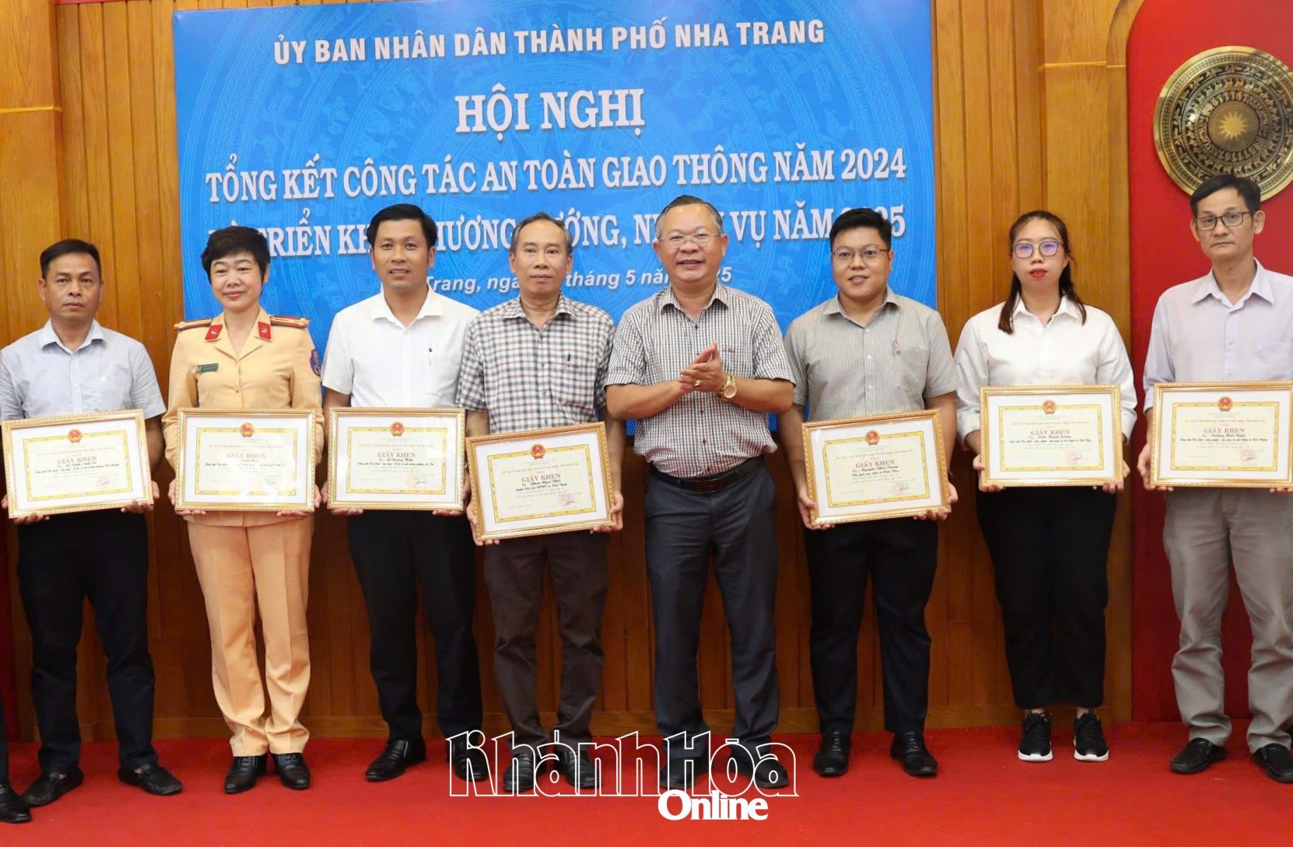Lãnh đạo TP. Nha Trang trao giấy khen cho các cá nhân.