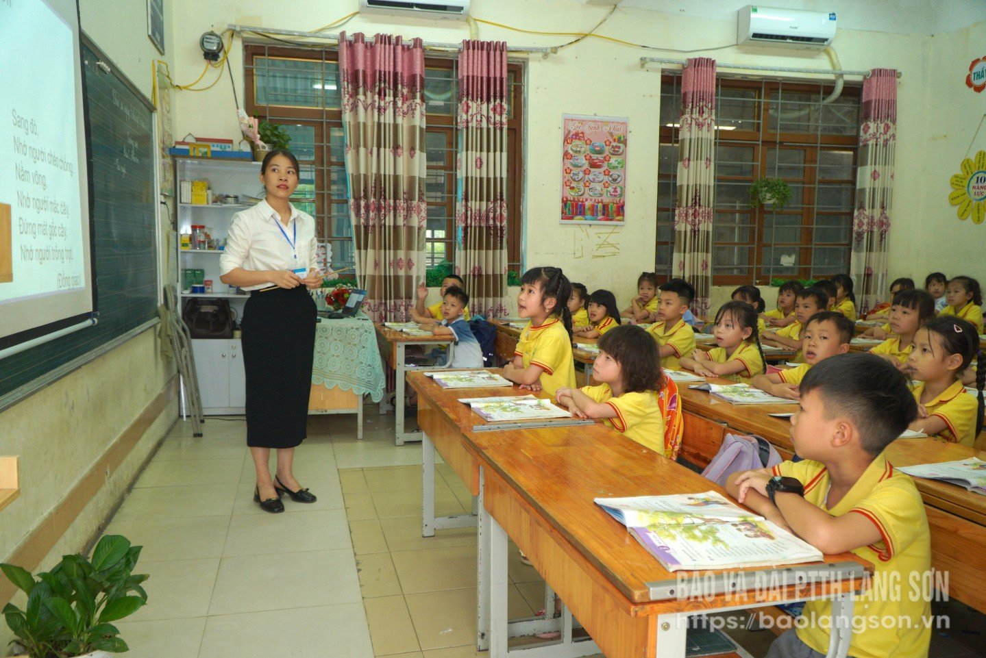 Các em học sinh Trường Tiểu học Lộc Bình tích cực phát biểu xây dựng bài