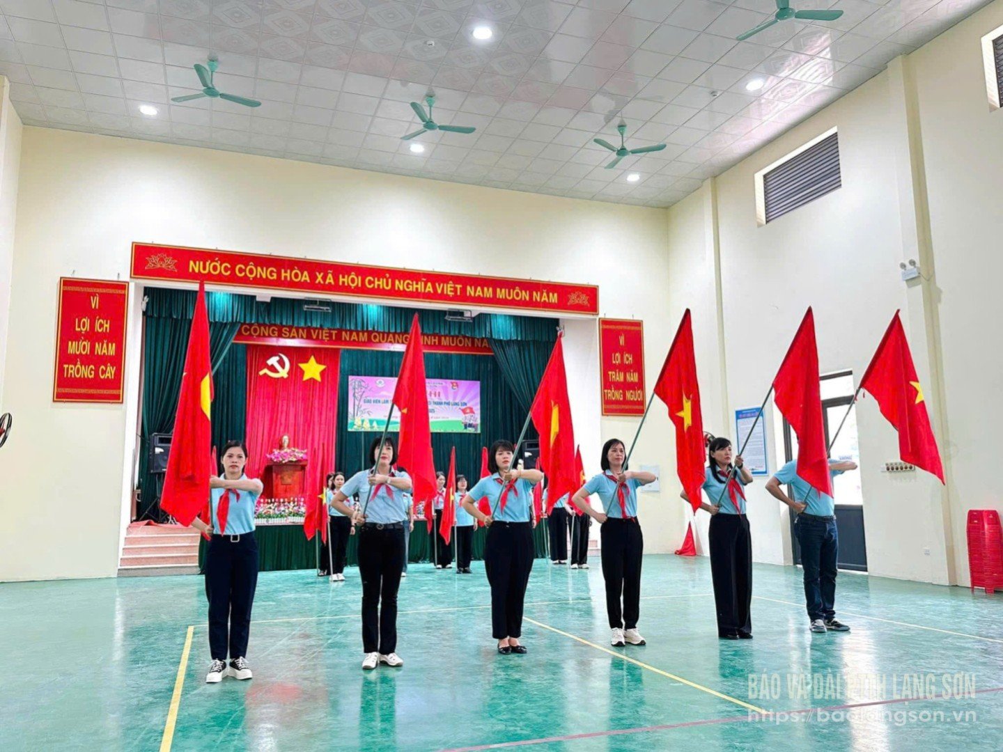 Tổng phụ trách đội tại các trường học tham gia hội thi giáo viên làm Tổng phụ trách đội giỏi thành phố Lạng Sơn năm học 2024 - 2025