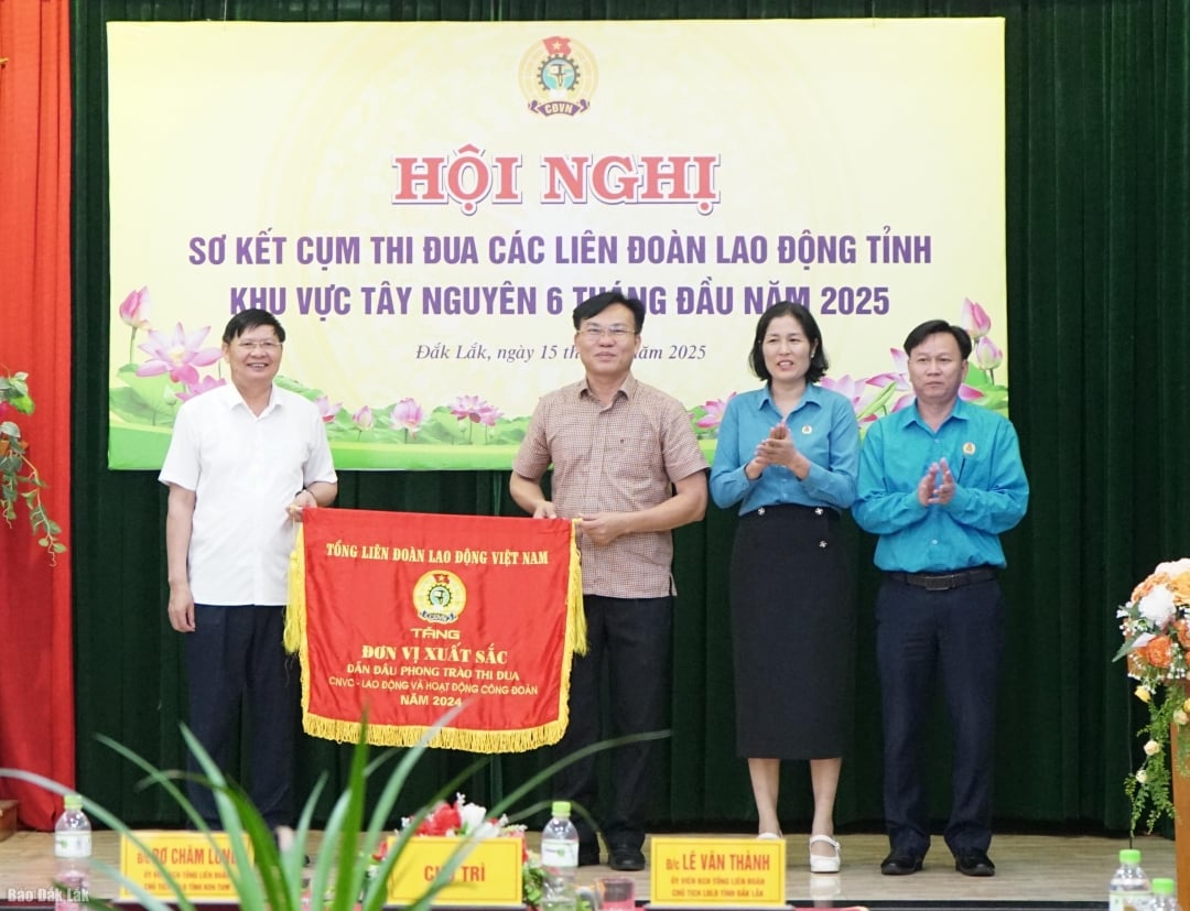 Tổng Liên đoàn Lao động Việt Nam tặng Cờ thi đua cho LĐLĐ tỉnh Đắk Nông