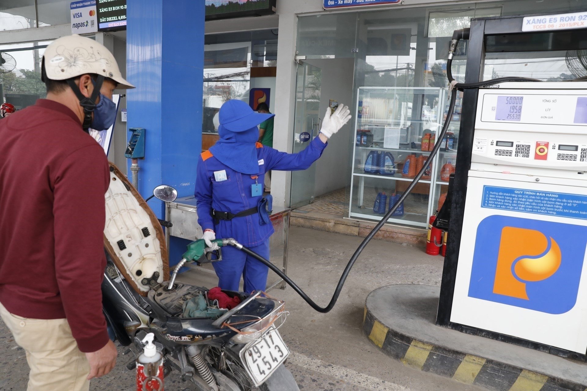 Giá xăng dầu hôm nay 15/5/2025: Giá dầu thô giảm gần 1%