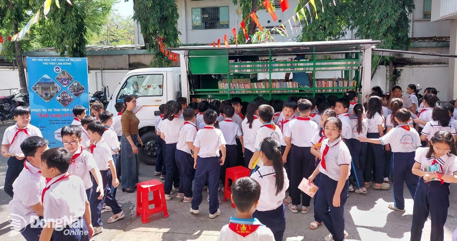 Xe Thư viện lưu động tỉnh Lâm Đồng phục vụ học sinh tại Trường tiểu học Trịnh Hoài Đức, thành phố Biên Hòa. Ảnh: My Ny