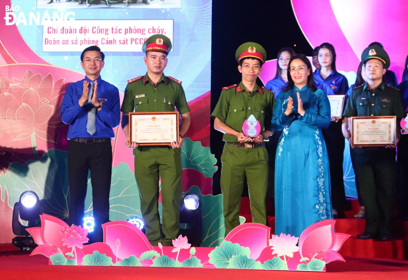 Phó Chủ tịch UBND thành phố Nguyễn Thị Anh Thi (thứ hai, bên phải sang) tuyên dương giải thưởng “Chi đoàn tiên tiến làm theo lời Bác năm 2025”. Ảnh: KHÁNH NGÂN